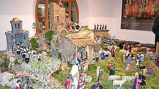 Das neue Prunkstück in der Sammlung des Krippen- und Kapellenvereins „St. Ägidius“ Abensberg: Die „Niesl-Krippe“, die zurzeit im Foyer des Abensberger Rathauses zu bewundern ist. Das neue Prunkstück in der Sammlung des Krippen- und Kapellenvereins „St. Ägidius“ Abensberg: Die „Niesl-Krippe“, die zurzeit im Foyer des Abensberger Rathauses zu bewundern ist.