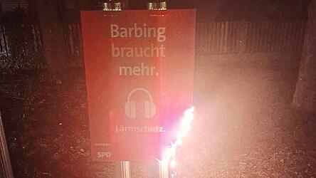 Das angez&uuml;ndete SPD-Wahlplakat wenige Minuten nach der Tat. Eine Passantin sah das brennende Plakat und l&ouml;schte es.