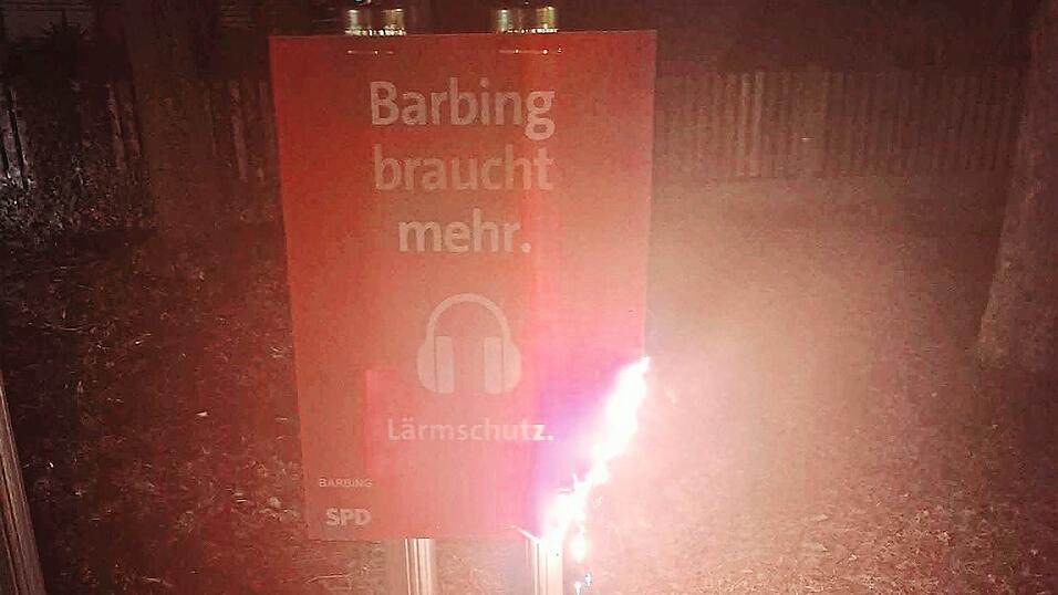 Das angez&uuml;ndete SPD-Wahlplakat wenige Minuten nach der Tat. Eine Passantin sah das brennende Plakat und l&ouml;schte es.