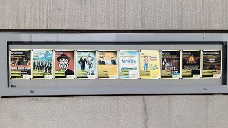 Eine bunte Palette an Veranstaltungen hat die Stadthalle in dieser Saison zu bieten, wie der Aushang vor der Halle beweist.