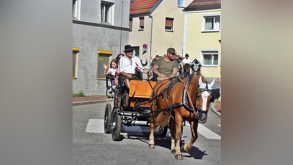 Viele Besucher verfolgten am Sonntag den Umzug auf dem Vilsbiburger Stadtplatz. Viele Besucher verfolgten am Sonntag den Umzug auf dem Vilsbiburger Stadtplatz.