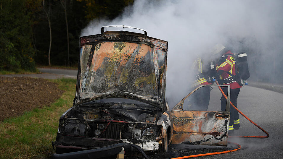 Die Feuerwehr konnte das brennende Auto nicht mehr retten.
