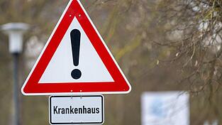Ein Verkehrsschild fordert besondere Vorsicht unweit eines Krankenhauses.