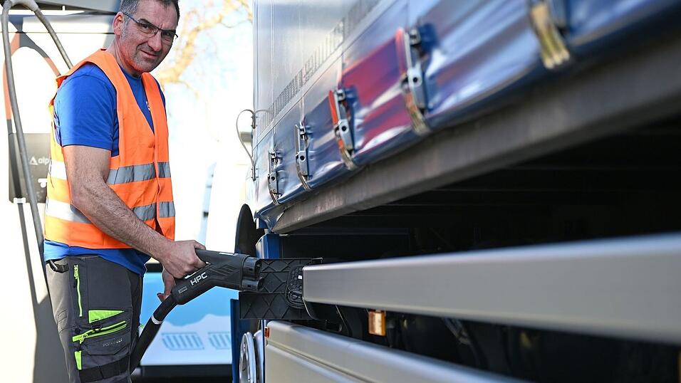 Lastwagenfahrer Michael Grimm lädt seinen E-Lkw. Lastwagenfahrer Michael Grimm lädt seinen E-Lkw.