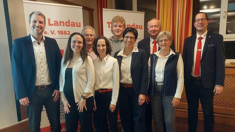 Die neue Vorstandschaft mit B&uuml;rgermeister Matthias Kohlmayer (l.)