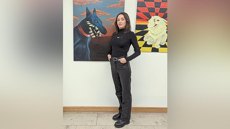 Die 32-j&auml;hrige Daria Moser wurde 2023 von ihrem getrennt lebenden Ehemann mit siedend hei&szlig;em &Ouml;l &uuml;bergossen und lebensgef&auml;hrlich an Kopf und Oberk&ouml;rper verbrannt. Die Angst in den Jahren davor und die schmerzhaften Operationen seitdem hat sie in gro&szlig;formatigen Bildern verarbeitet, die derzeit im Landratsamt ausgestellt sind.