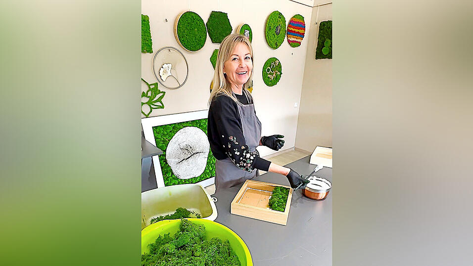 Bis zu vier große und acht kleine Moosbilder fertigt Christine Strenz pro Woche.