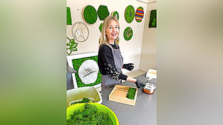 Bis zu vier große und acht kleine Moosbilder fertigt Christine Strenz pro Woche.