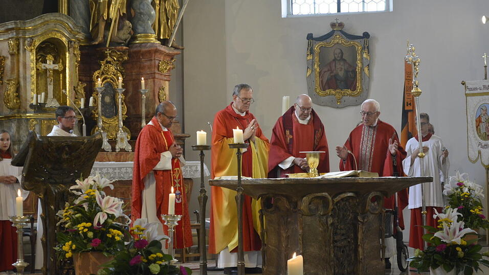 Weihbischof Josef Graf zelebrierte mit Stadtpfarrer und Dekan Josef K. Geismar, Kaplan Matth&auml;us Palakkeel und Pfarrer Karl Raster den Festgottesdienst. In seiner Predigt ging er auf das Wirken des Heiligen Nepomuk ein.