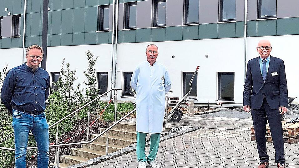 Das neue Gesundheitszentrum direkt an der Arberlandklinik Viechtach mit Gesch&auml;ftsf&uuml;hrer des MVZ Arberland Andreas Probst (v.li.), &Auml;rztlicher Leiter des MVZ Arberland Viechtach Dr. G&uuml;nther Schmerbeck, Verwaltungsleiter der Arberlandklinik Viechtach Walerich Sch&auml;tz.