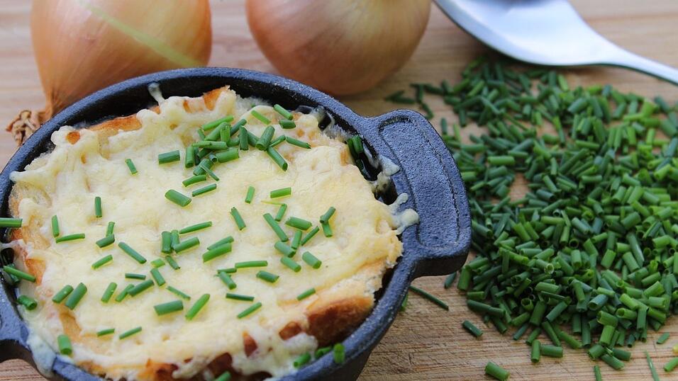 Et voilà! Die französische Zwiebelsuppe - eine Offenbarung für Suppen-Fans. Angeblich unter anderem zur Resteverwertung von altem Brot erfunden, ist sie besonders bei Feinschmeckern beliebt. Und das, obwohl die Zubereitung im Verhältnis zum grandiosen Genuss ein Klacks ist … zumindest wenn man eine selbstgekochte Rinderbrühe zur Verfügung hat …
