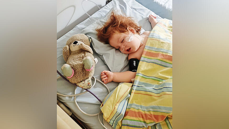Viele Monate war die kleine Raphaela schon im Krankenhaus. Anfang 2022 sagten Ärzte, sie würde das Jahr nicht überleben Viele Monate war die kleine Raphaela schon im Krankenhaus. Anfang 2022 sagten Ärzte, sie würde das Jahr nicht überleben
