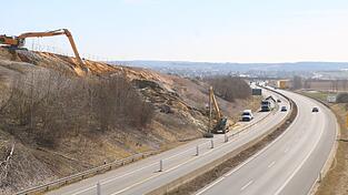 Die Arbeiten zur Sicherung der Böschung an der B15 bei Schierling dauern noch vier bis sechs Wochen. Die Arbeiten zur Sicherung der Böschung an der B15 bei Schierling dauern noch vier bis sechs Wochen.