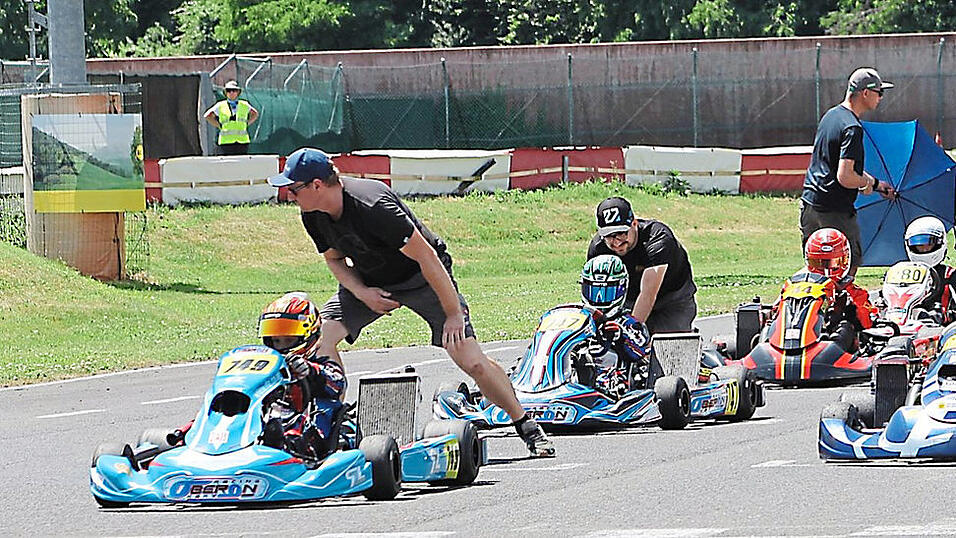 Kurz vor dem Start steigt die Anspannung auf der Rennstrecke. Kurz vor dem Start steigt die Anspannung auf der Rennstrecke.