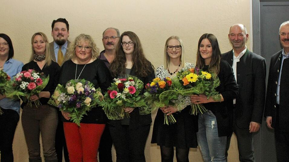 Blumen f&uuml;r die Damen: Monika Baumgartner, Natalie Bauer, Gerlinde Benisch, Bettina Baumgartner, Sandra Zitzelsberger und Lisa Tafelmaier &uuml;berreichten Vorsitzendem Moritz Graf von Deym, Kommandant Hans Schaitl, B&uuml;rgermeister und Schirmherr Alfons Sittinger und Moderator Josef Eiblmeier.