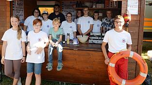 Das Wasserwacht-Team versorgt die Gäste an der Isar mit Getränken und Waffeln. Das Wasserwacht-Team versorgt die Gäste an der Isar mit Getränken und Waffeln.