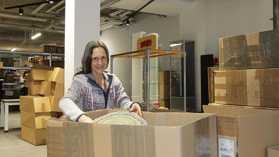 Aktuell ist Susanne Anderl damit beschäftigt, den Laden an der Marktstraße 3 einzuräumen. Aktuell ist Susanne Anderl damit beschäftigt, den Laden an der Marktstraße 3 einzuräumen.