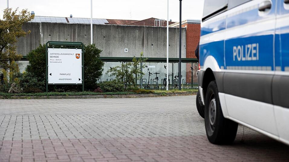 Ein Mannschaftswagen steht vor der JVA.