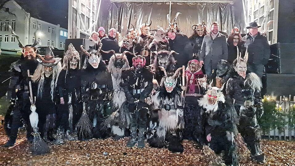 Schaurige Gestalten und Masken: die Perchtengruppe „Vilstal Teufeln“ aus Frontenhausen.