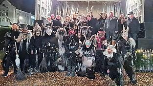 Schaurige Gestalten und Masken: die Perchtengruppe „Vilstal Teufeln“ aus Frontenhausen.