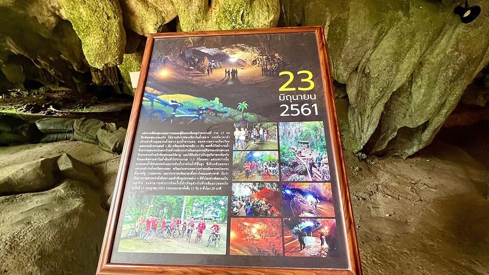 Tafeln an der Tham-Luang-H&ouml;hle in Thailand erinnern bis heute an die aufwendige Rettungsaktion von 2018. (Archivbild)