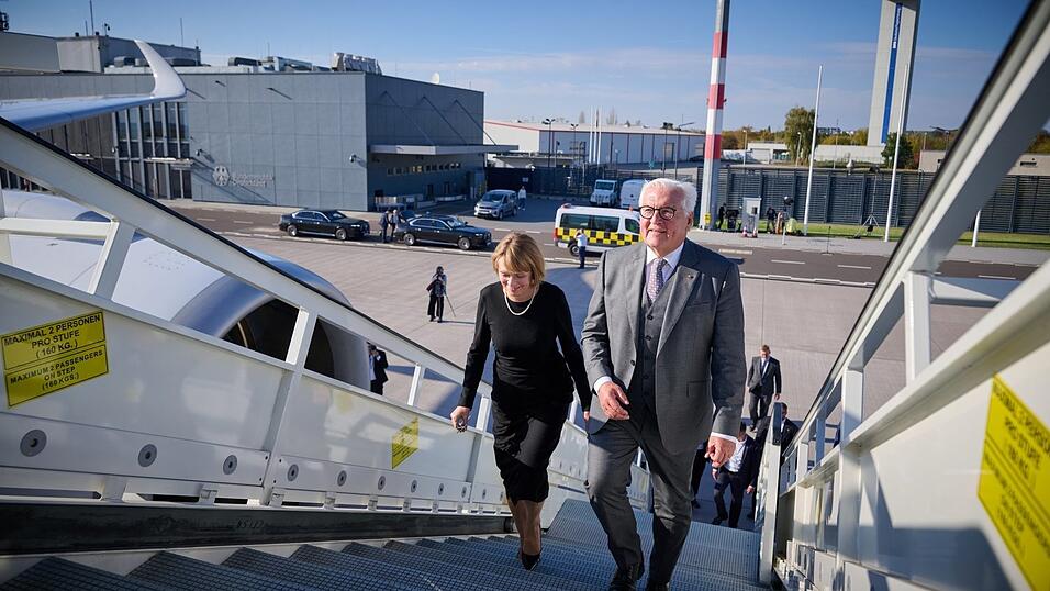 Bundespräsident Frank-Walter Steinmeier und seine Frau Elke Büdenbender steigen auf dem militärischen Teil vom Flughafen Berlin-Brandenburg in ein Flugzeug der Flugbereitschaft der Bundeswehr, um nach Paris zu fliegen. Bundespräsident Frank-Walter Steinmeier und seine Frau Elke Büdenbender steigen auf dem militärischen Teil vom Flughafen Berlin-Brandenburg in ein Flugzeug der Flugbereitschaft der Bundeswehr, um nach Paris zu fliegen.