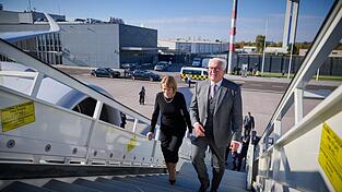 Bundespräsident Frank-Walter Steinmeier und seine Frau Elke Büdenbender steigen auf dem militärischen Teil vom Flughafen Berlin-Brandenburg in ein Flugzeug der Flugbereitschaft der Bundeswehr, um nach Paris zu fliegen. Bundespräsident Frank-Walter Steinmeier und seine Frau Elke Büdenbender steigen auf dem militärischen Teil vom Flughafen Berlin-Brandenburg in ein Flugzeug der Flugbereitschaft der Bundeswehr, um nach Paris zu fliegen.