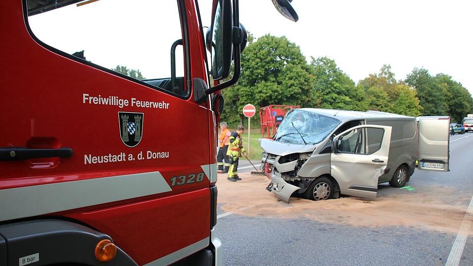 Der Autofahrer war offenbar mit einem Heizöl-Lkw zusammengestoßen und dann auf die Gegenfahrbahn geraten. Der Autofahrer war offenbar mit einem Heizöl-Lkw zusammengestoßen und dann auf die Gegenfahrbahn geraten.
