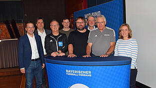 BFV-Präsident Christoph Kern (l.) mit dem neu gewählten Kreisausschuss vom BFV-Fußballkreis Donau-Isar (v.l.) Kreis-Jugendleiter Stefan Erl, Kreis-Ehrenamtsbeauftragter Norbert Thurner, Kreis-Spielleiter Florian Neubert, Kreis-Schiedsrichterobmann Stefan Gomm, BFV-Vizepräsident und Oberbayerns Bezirks-Vorsitzender Robert Schraudner, der neue Kreis-Vorsitzende Hans Kroll und die Kreis-Beauftragte für Frauen- und Mädchen-Fußball Birgit Schauer.