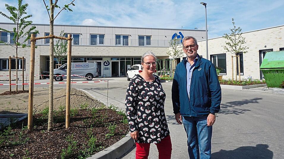 Schulleiterin Kathrin Hippmann und Helmut Steininger, Vorsitzender der Lebenshilfe, freuen sich, wenn bald wieder alle drei Stufen der Lebenshilfeschule, die schulvorbereitende Einrichtung und die Heilp&auml;dagogische Tagesst&auml;tte unter Leitung von Isabel Schweikl wieder in einem Geb&auml;ude vereint sind. Dank der Aula ist dann auch wieder eine gelebte Schulgeminschaft m&ouml;glich, freut sich Hippmann.