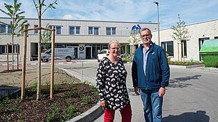 Schulleiterin Kathrin Hippmann und Helmut Steininger, Vorsitzender der Lebenshilfe, freuen sich, wenn bald wieder alle drei Stufen der Lebenshilfeschule, die schulvorbereitende Einrichtung und die Heilp&auml;dagogische Tagesst&auml;tte unter Leitung von Isabel Schweikl wieder in einem Geb&auml;ude vereint sind. Dank der Aula ist dann auch wieder eine gelebte Schulgeminschaft m&ouml;glich, freut sich Hippmann.
