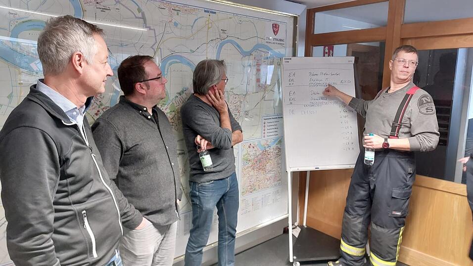 In der Einsatzzentrale besprechen die Verantwortlichen die vielen Eins&auml;tze.