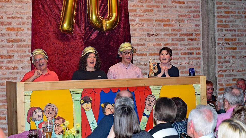 Die 'Orgelpfeifen' Willi Stenzel, Stefanie Stenzel, Florian Diemer und Veronika Ramsauer nahmen auch im Jubiläumsjahr die Bucher Feuerwehr aufs Korn. Die 'Orgelpfeifen' Willi Stenzel, Stefanie Stenzel, Florian Diemer und Veronika Ramsauer nahmen auch im Jubiläumsjahr die Bucher Feuerwehr aufs Korn.