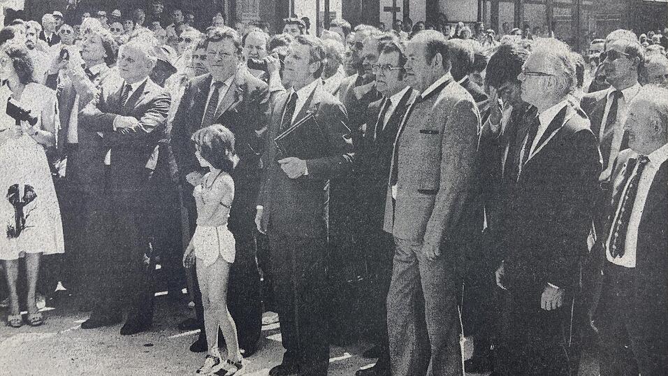 &bdquo;Vilsbiburger haben B&uuml;rgersinn bewiesen&ldquo;, lautete die &Uuml;berschrift &uuml;ber den Artikel in der Vilsbiburger Zeitung vom 3. Juni 1982 zum Spatenstich f&uuml;r den Krankenhaus-Umbau. Mit von der Partei war die gesamte damalige Polit-Prominenz der Region.