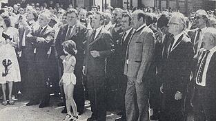 &bdquo;Vilsbiburger haben B&uuml;rgersinn bewiesen&ldquo;, lautete die &Uuml;berschrift &uuml;ber den Artikel in der Vilsbiburger Zeitung vom 3. Juni 1982 zum Spatenstich f&uuml;r den Krankenhaus-Umbau. Mit von der Partei war die gesamte damalige Polit-Prominenz der Region.