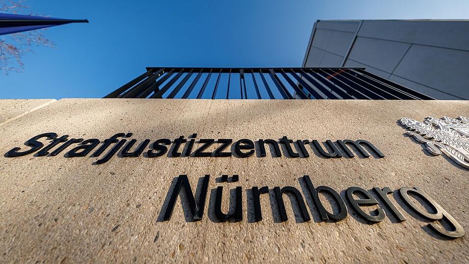 Die Frau ist vor dem Landgericht wegen versuchten Mordes und gefährlicher Körperverletzung angeklagt. (Symbolbild) Die Frau ist vor dem Landgericht wegen versuchten Mordes und gefährlicher Körperverletzung angeklagt. (Symbolbild)