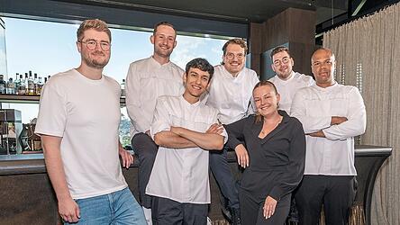 Nicolas La Rocca, K&uuml;chenchef des &bdquo;edl.eins&ldquo; im Deggendorfer Karl-Turm, und sein Team freuen sich &uuml;ber den zum zweiten Mal gemeinsam eroberten Gastro-Stern. &bdquo;Als ich die aktualisierte Liste durchgesehen habe, hat mein Herz schon ein paar Takte schneller geschlagen&ldquo;, gesteht der Deutsch-Italiener.