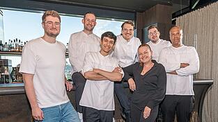 Nicolas La Rocca, K&uuml;chenchef des &bdquo;edl.eins&ldquo; im Deggendorfer Karl-Turm, und sein Team freuen sich &uuml;ber den zum zweiten Mal gemeinsam eroberten Gastro-Stern. &bdquo;Als ich die aktualisierte Liste durchgesehen habe, hat mein Herz schon ein paar Takte schneller geschlagen&ldquo;, gesteht der Deutsch-Italiener.