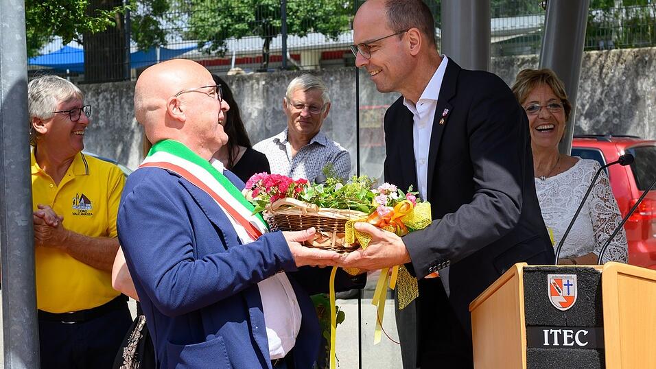 B&uuml;rgermeister Franz H&ouml;gl und Amtskollege Gino Rugolo beim Austausch von Gastgeschenken.