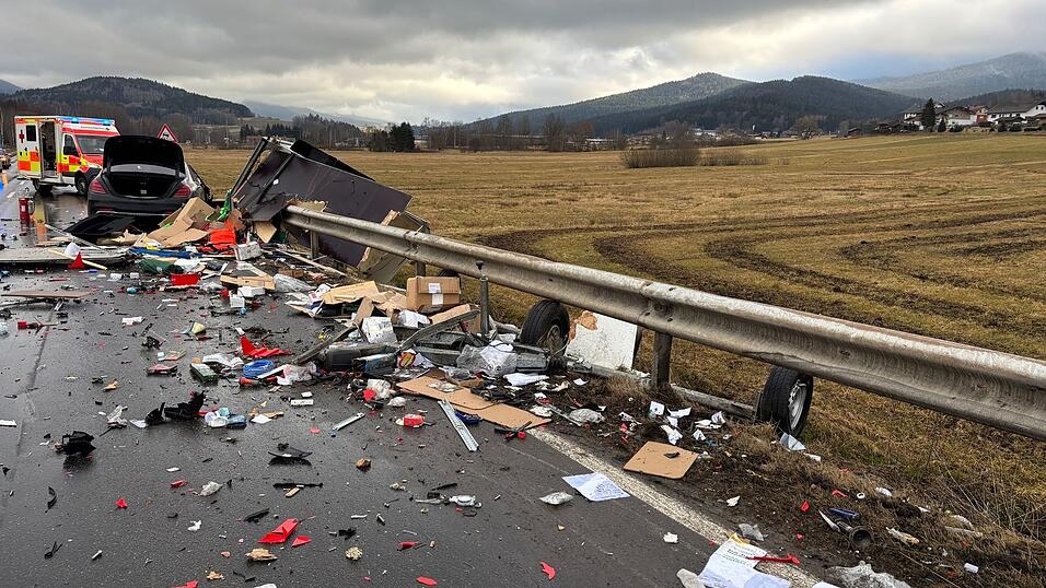 Der Anh&auml;nger wurde durch die Wucht der Kollision v&ouml;llig zerst&ouml;rt. Am Unfallfahrzeug entstand Totalschaden.