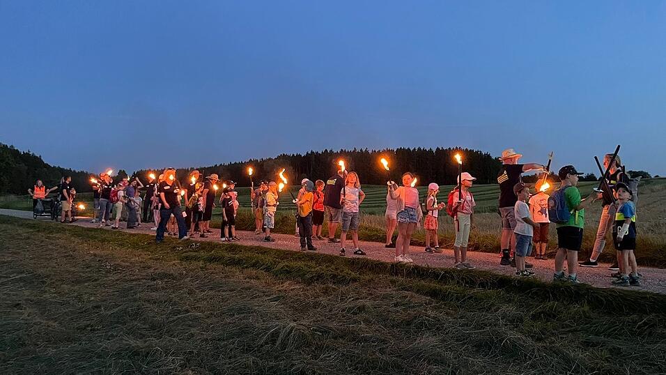 Im Rahmen des Ferienprogramms veranstaltete die Feuerwehr eine Fackelwanderung, an der 34 Kinder teilnahmen. Im Rahmen des Ferienprogramms veranstaltete die Feuerwehr eine Fackelwanderung, an der 34 Kinder teilnahmen.