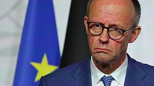 „Ich will für mich sagen und auch für die Bundesregierung: Wir schließen dabei grundsätzlich nichts aus.“ Mit dieser Äußerung zur Frage, ob deutsche Soldaten bald in der Ukraine stehen könnten, lässt Bundeskanzler Friedrich Merz Interpretationsspielraum offen. „Ich will für mich sagen und auch für die Bundesregierung: Wir schließen dabei grundsätzlich nichts aus.“ Mit dieser Äußerung zur Frage, ob deutsche Soldaten bald in der Ukraine stehen könnten, lässt Bundeskanzler Friedrich Merz Interpretationsspielraum offen.