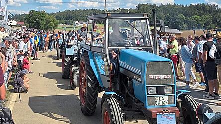 465 Eicher-Schlepper waren angereist und pr&auml;sentierten sich den G&auml;sten.
