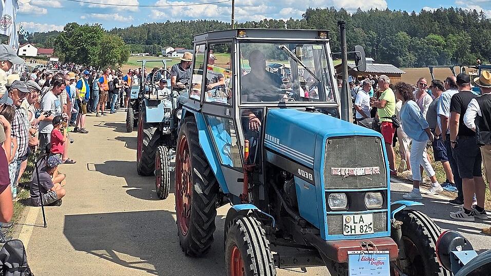 465 Eicher-Schlepper waren angereist und präsentierten sich den Gästen. 465 Eicher-Schlepper waren angereist und präsentierten sich den Gästen.