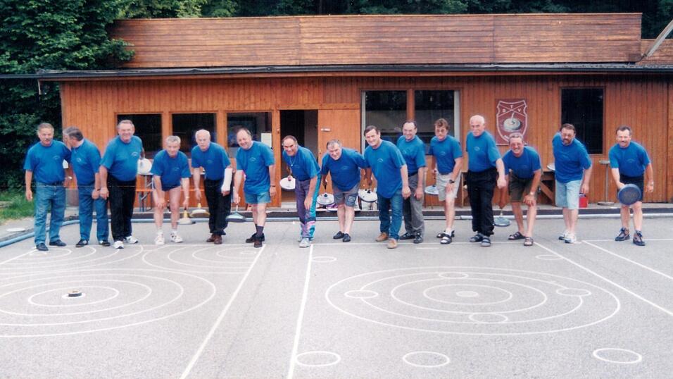 Einige Gründungsmitglieder und weitere Mitglieder vor dem gemeinsam erbauten Vereinsheim.