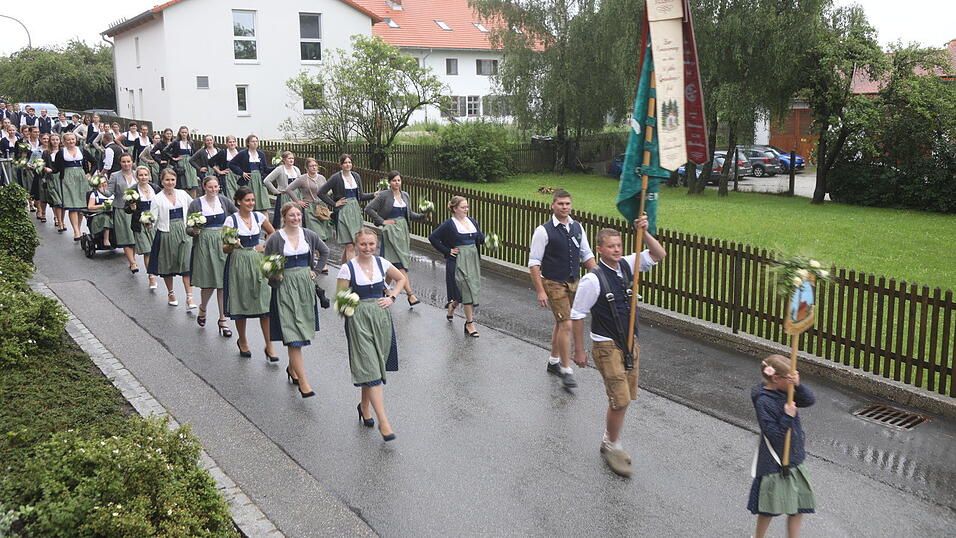 Als Jubelverein bekam die Landjugend Johannesbrunn im Festzug natürlich besonders viel Beifall, daran änderte auch das graue Wetter nichts. Als Jubelverein bekam die Landjugend Johannesbrunn im Festzug natürlich besonders viel Beifall, daran änderte auch das graue Wetter nichts.