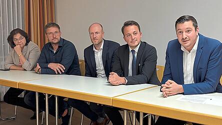 Kreischef und Landratskandidat Christian Schindler mit seiner Stellvertreterriege (von links): Emmi Kollross, Simon Aumann, Michael Schwarzfischer und Julian Preidl. Der erweiterte Kreisvorstand stellte sich am Mittwochabend hundertprozentig hinter die Kandidatur Schindlers.