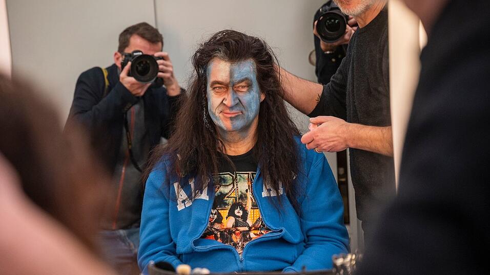 Der Ministerpr&auml;sident vertraut auf den Maskenbildner des Staatstheaters N&uuml;rnberg f&uuml;r seine Verwandlung in &laquo;William Wallace&raquo;.