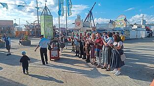 Die Prominenz stand Spalier und empfing die Vereine am Festgelände. Die Prominenz stand Spalier und empfing die Vereine am Festgelände.