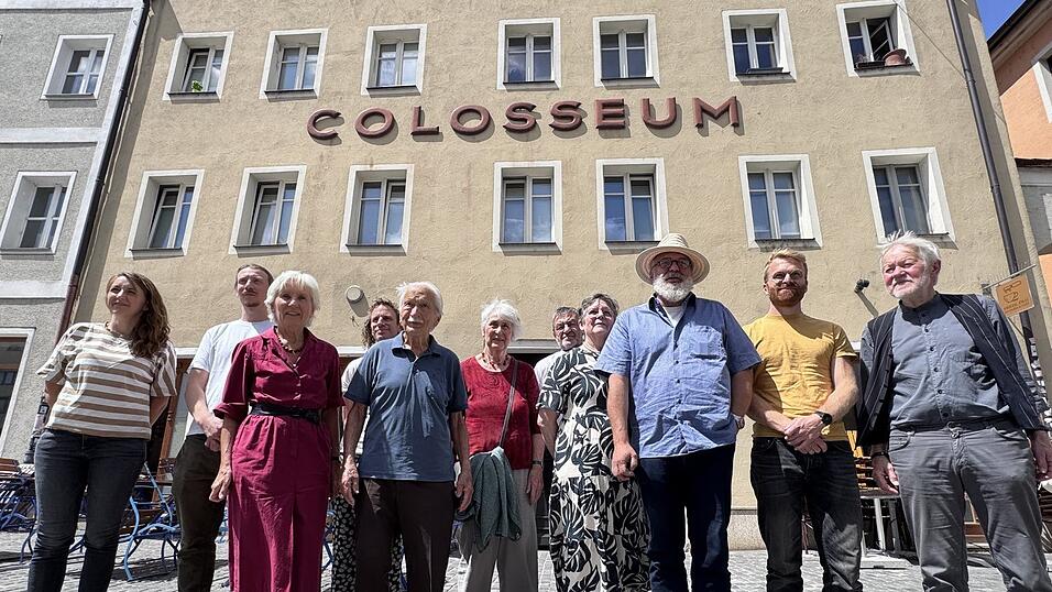 Kurz vor Kriegsende nutzten die Nazis das Colosseum in Stadtamhof als KZ-Außenlager für Zwangsarbeiter. Inzwischen betreibt dort ein Verein ein Kulturcafé als Ort des Erinnerns. Hinterbliebene von NS-Opfern fordern die Stadt auf, ihrerseits einen zentralen Ort des Gedenkens zu schaffen, bestenfalls am Dachauplatz. Kurz vor Kriegsende nutzten die Nazis das Colosseum in Stadtamhof als KZ-Außenlager für Zwangsarbeiter. Inzwischen betreibt dort ein Verein ein Kulturcafé als Ort des Erinnerns. Hinterbliebene von NS-Opfern fordern die Stadt auf, ihrerseits einen zentralen Ort des Gedenkens zu schaffen, bestenfalls am Dachauplatz.